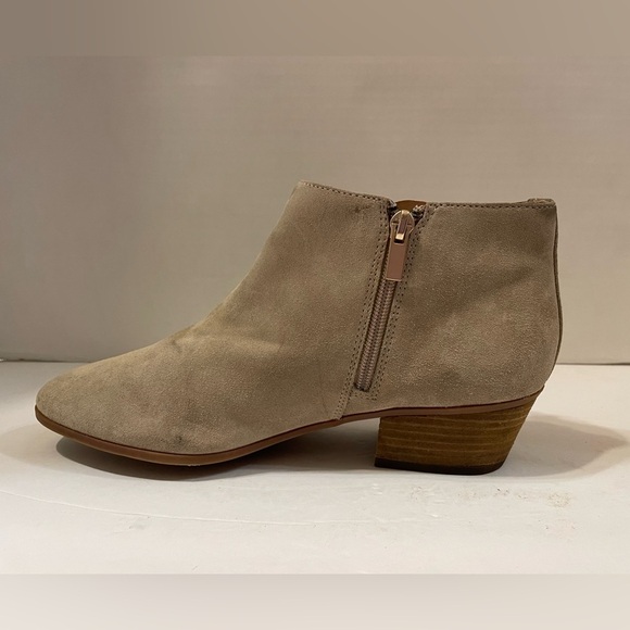 Clarks Artisan Tan Suede Ankle Boots Booties Size 9 1/2 M - Picture 3 of 11